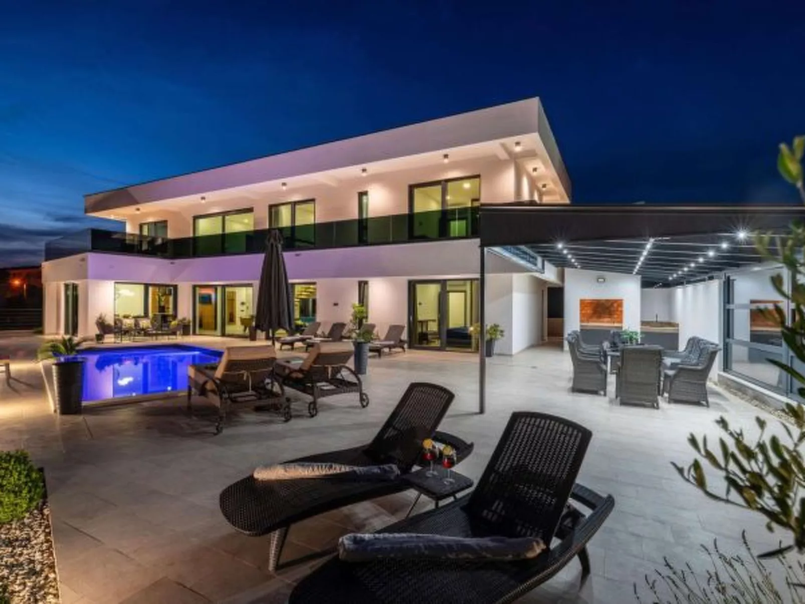 Villa Royal Hill with pool - Image-tags.info