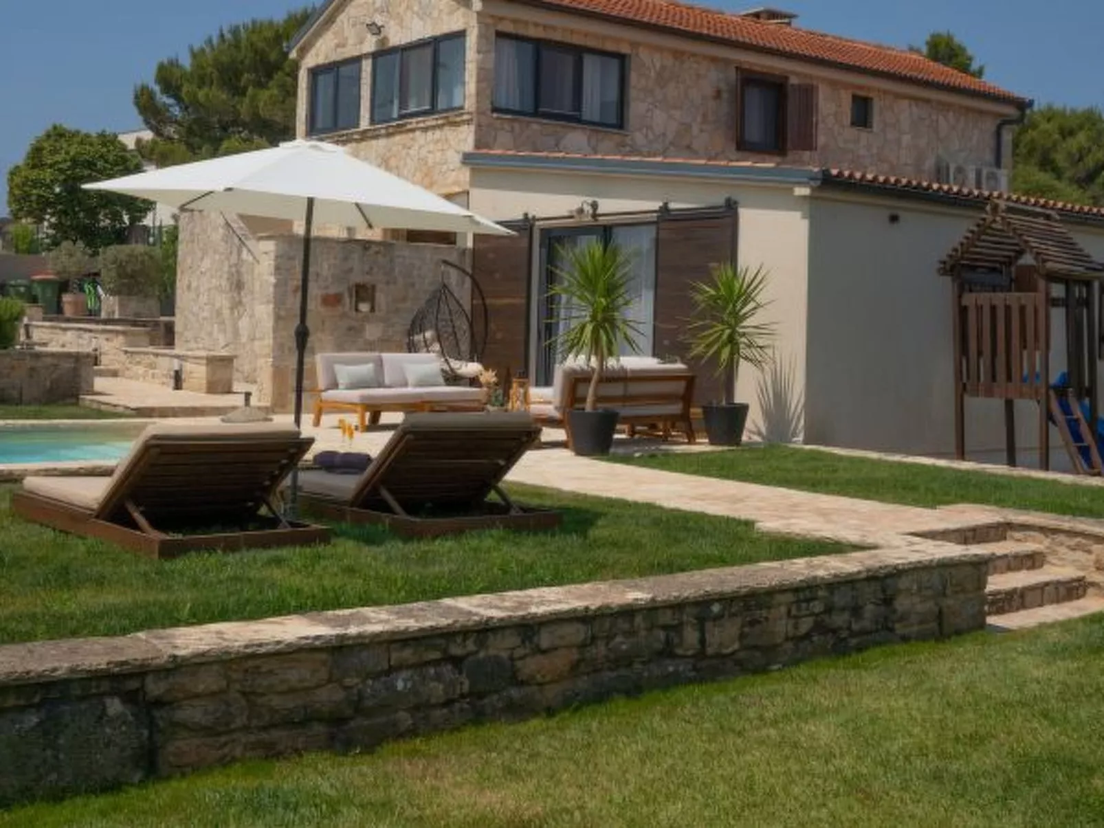 Villa Royal with heated pool - Image-tags.info