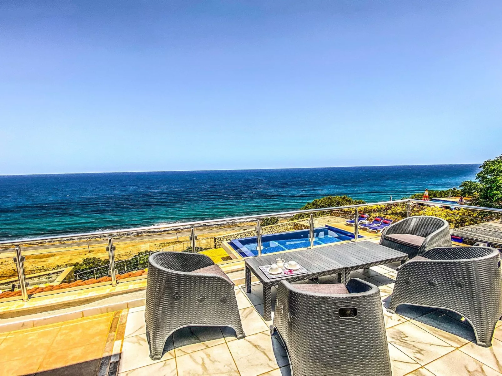 Villa "Meerblick" mit Infinity-Pool - Drinnen