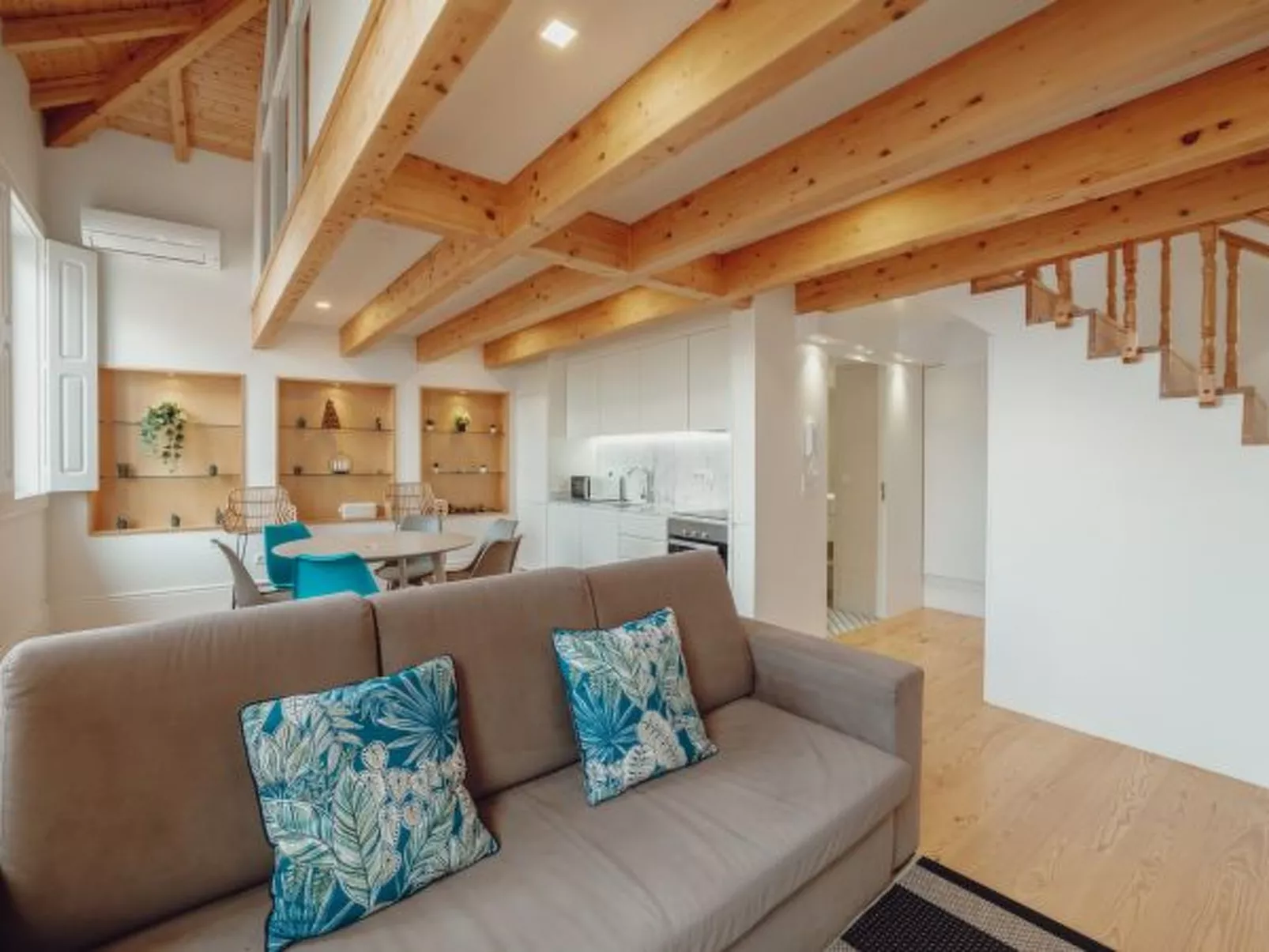 DOWNTOWN CLERIGOS with RIVER VIEW by VACATIONY - Inside