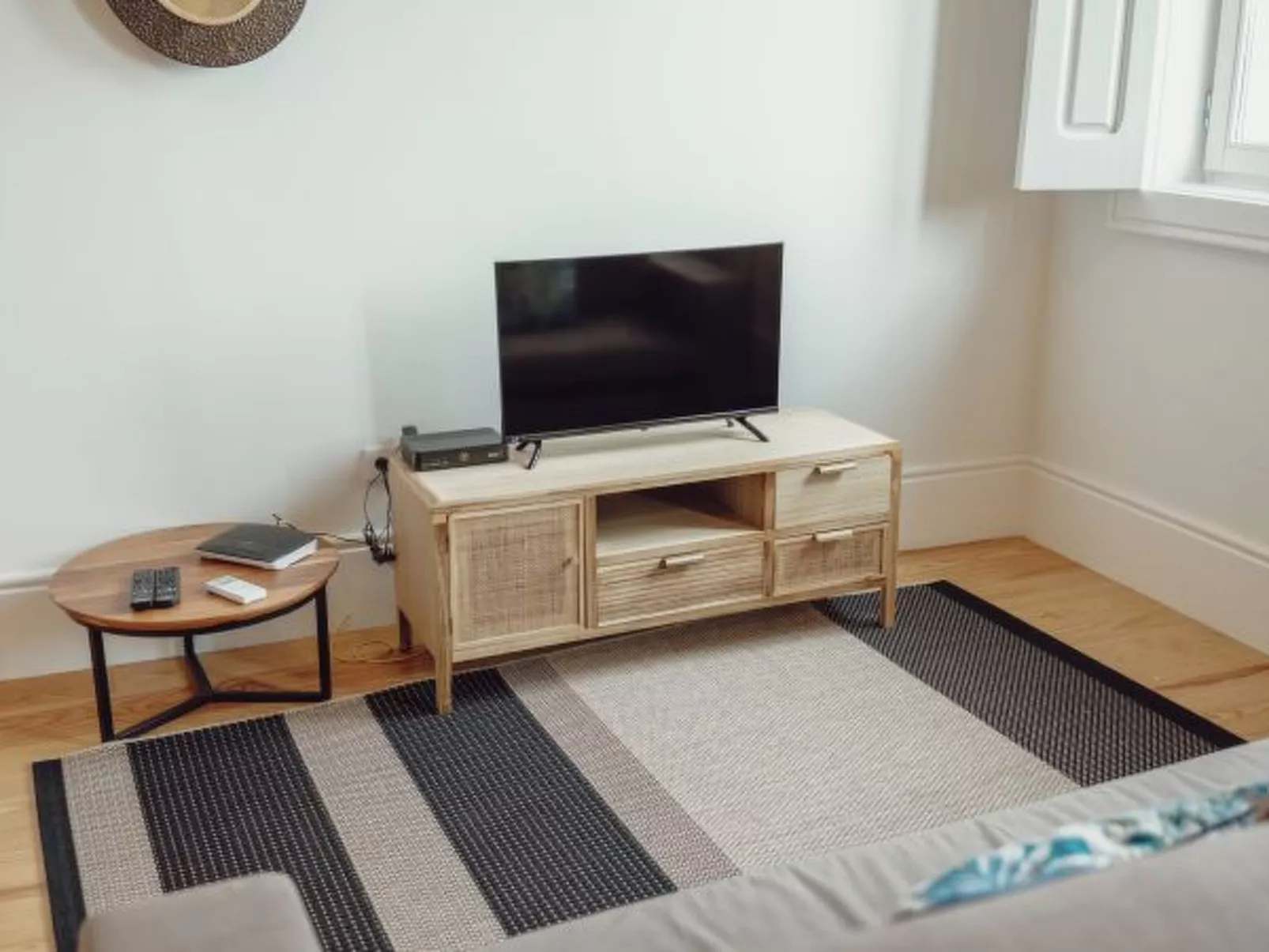 DOWNTOWN CLERIGOS with RIVER VIEW by VACATIONY - Inside