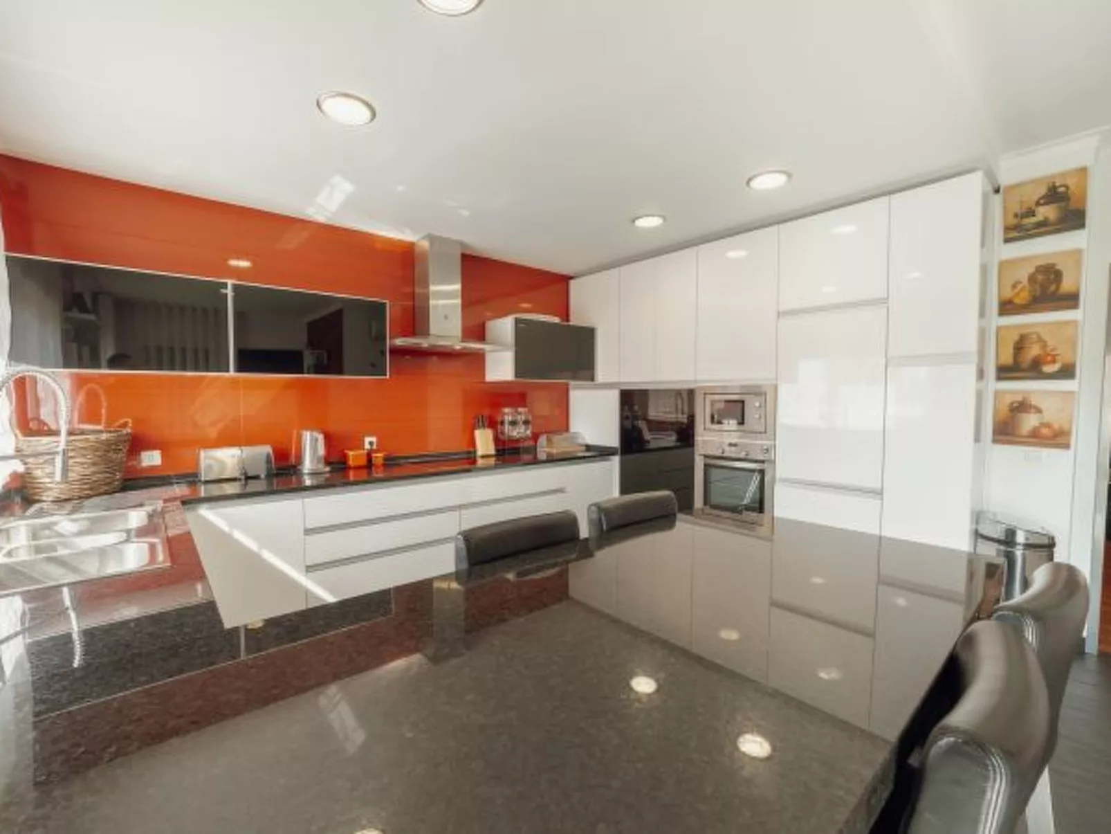 POOL & CINEMA VILLA by VACATIONY - Inside