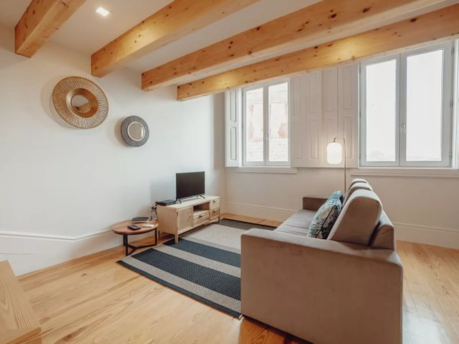 DOWNTOWN CLERIGOS with RIVER VIEW by VACATIONY - Inside