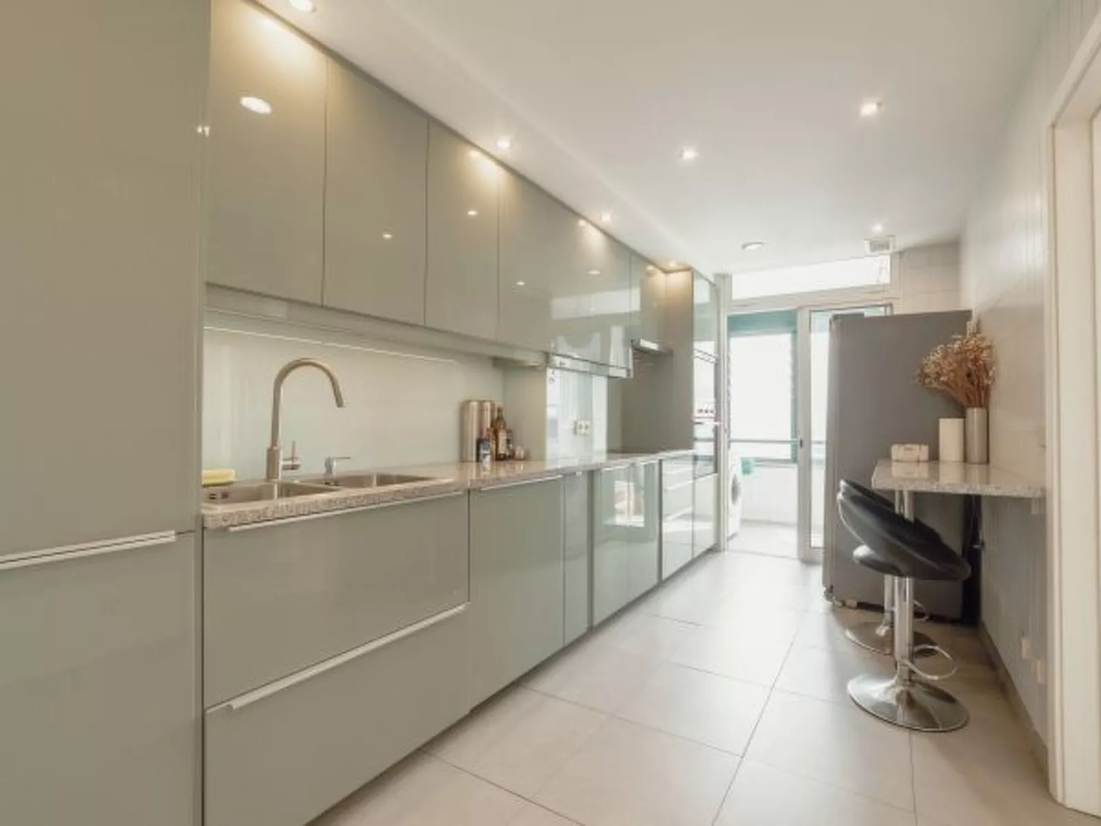 DOWNTOWN GRAND TOWER VIEW by VACATIONY - Inside