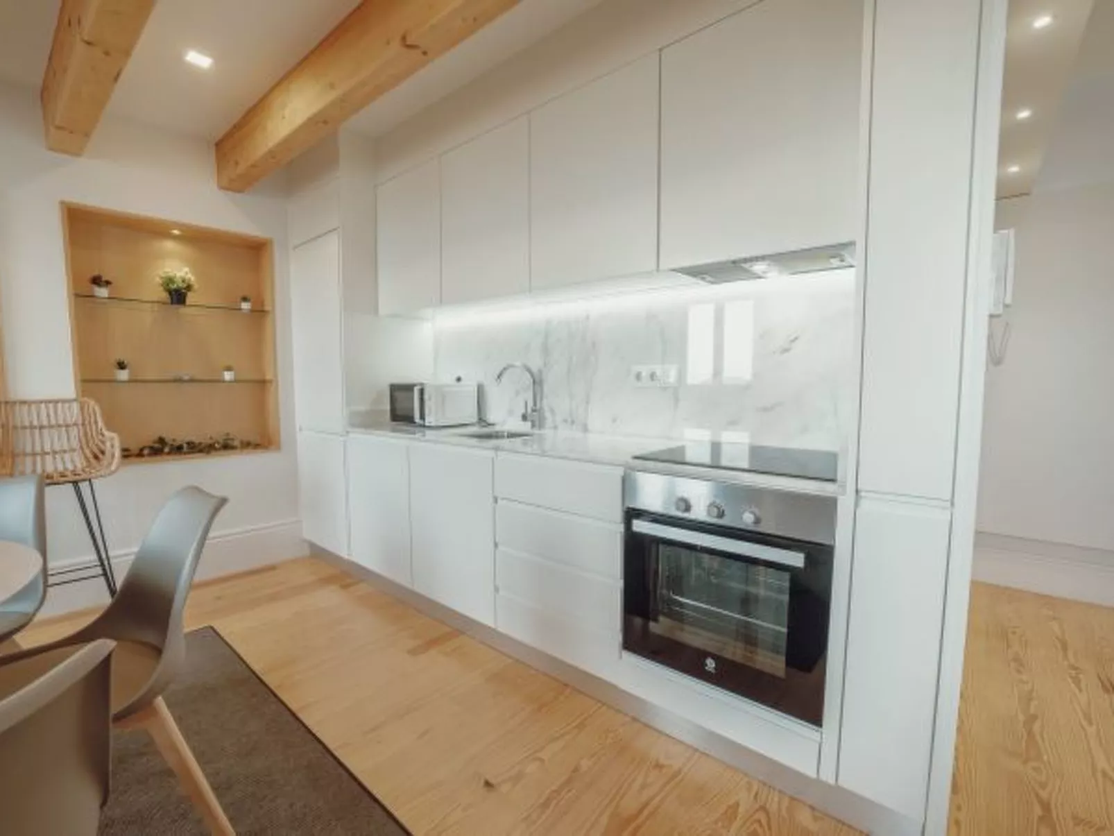 DOWNTOWN CLERIGOS with RIVER VIEW by VACATIONY - Inside