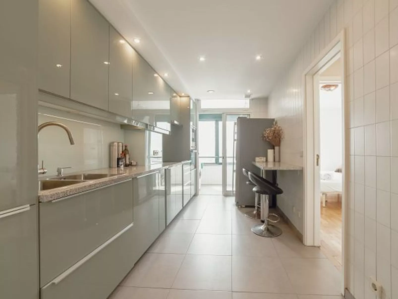 DOWNTOWN GRAND TOWER VIEW by VACATIONY - Inside