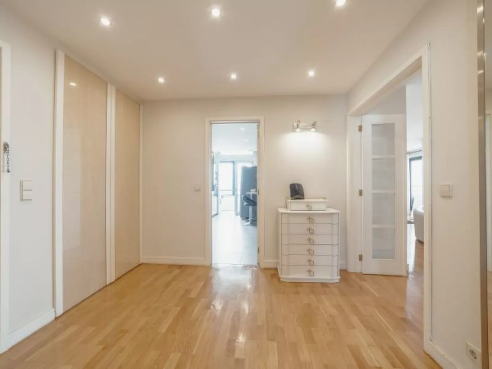 DOWNTOWN GRAND TOWER VIEW by VACATIONY - Inside