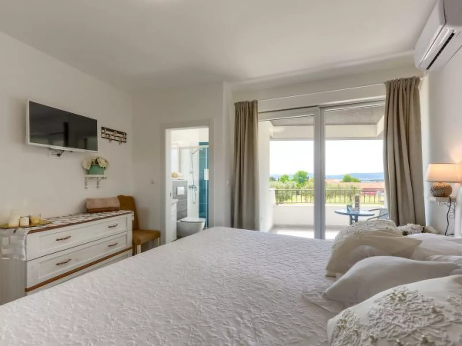 Villa Azzuro with jacuzzi and pool - Image-tags.info