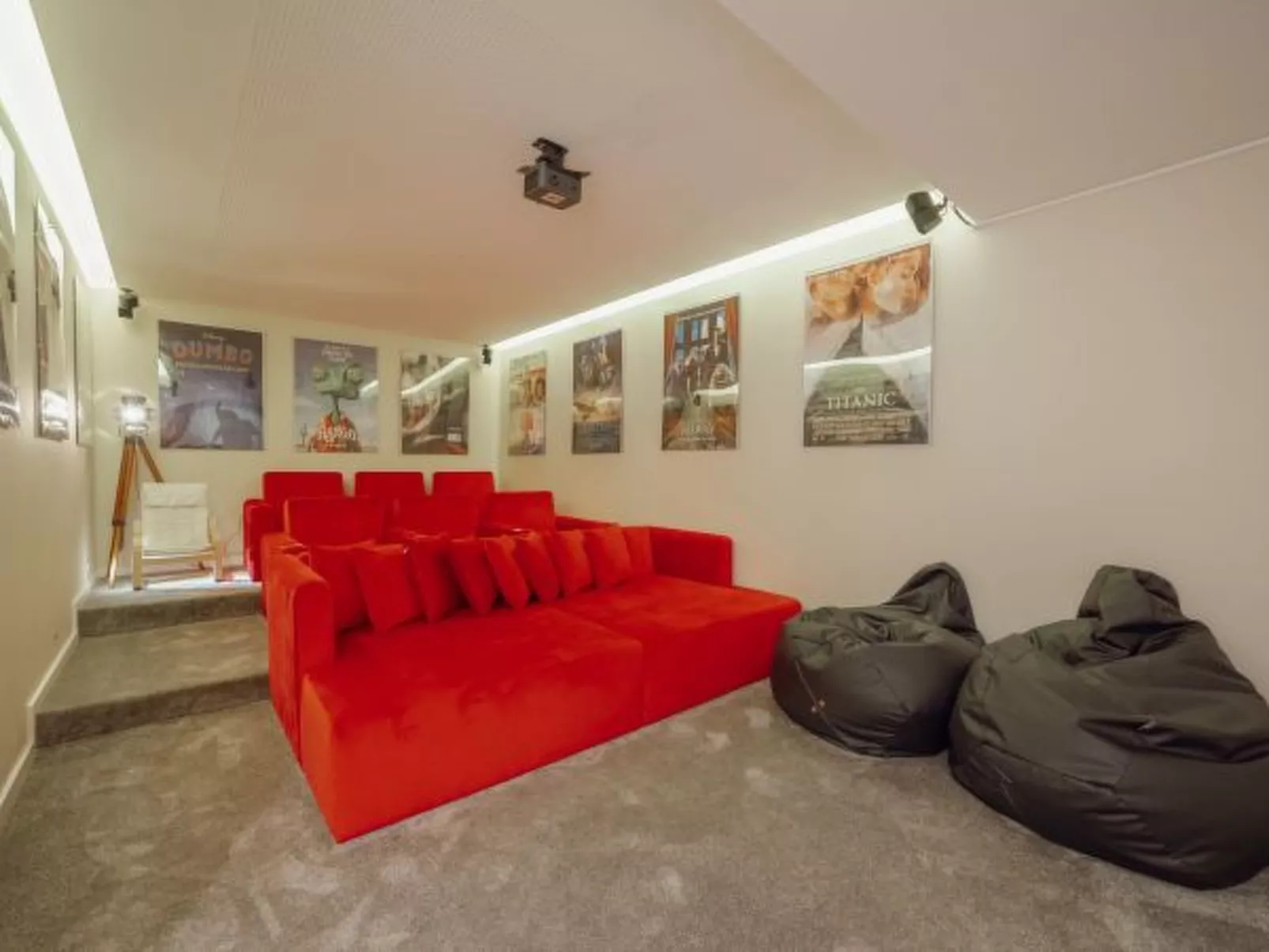 POOL & CINEMA VILLA by VACATIONY - Inside