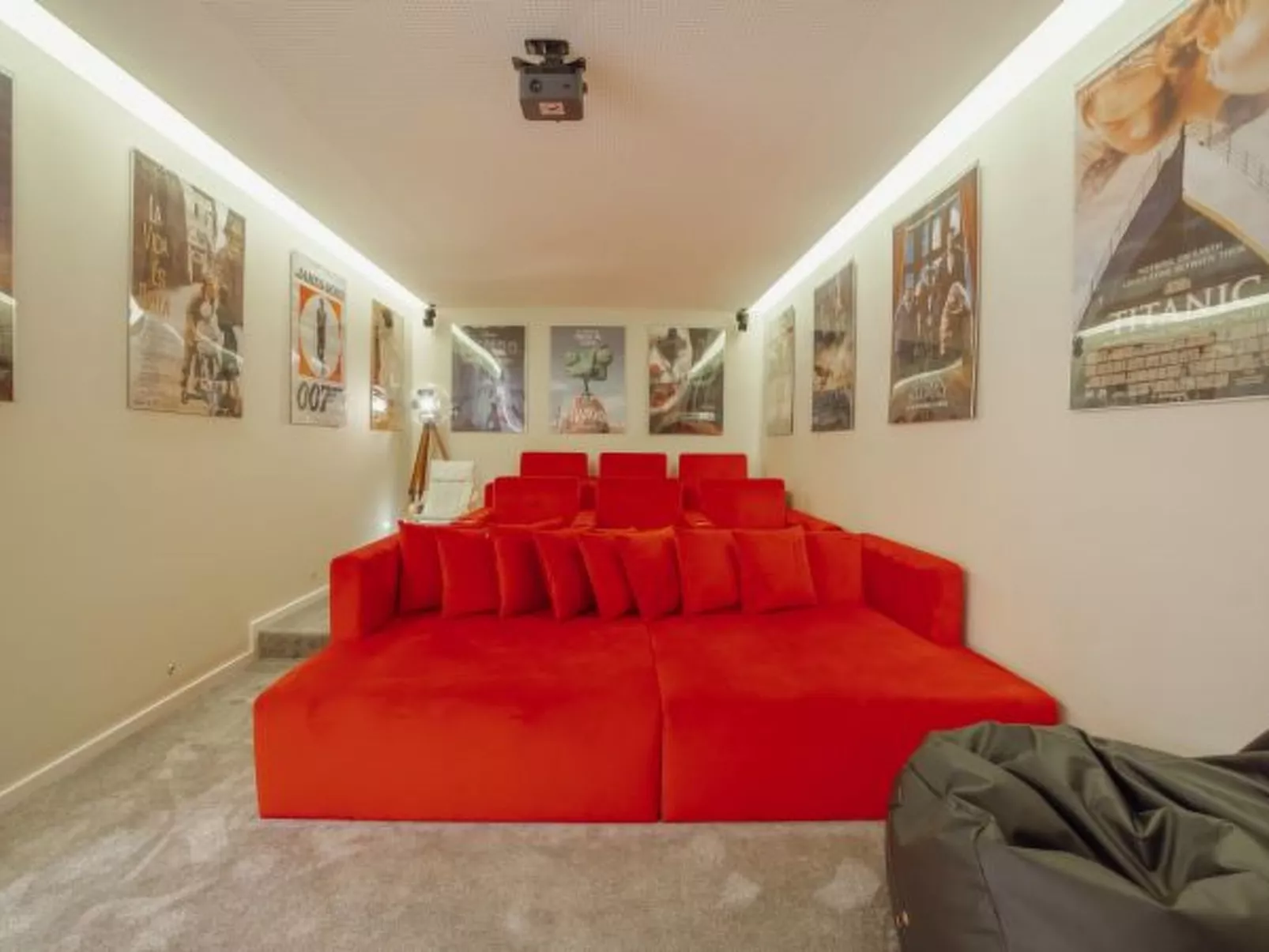 POOL & CINEMA VILLA by VACATIONY - Inside