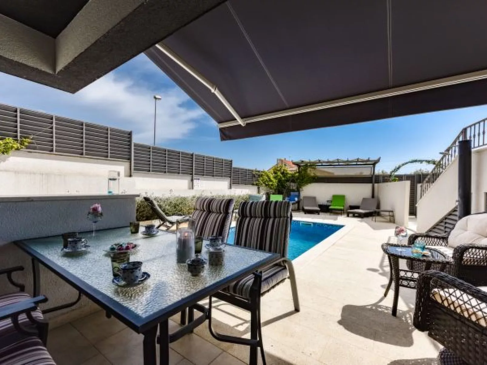 Villa Azzuro with jacuzzi and pool - Image-tags.info