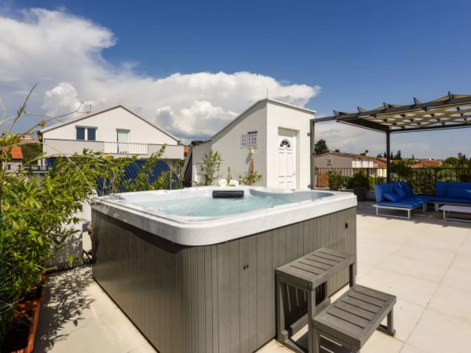 Villa Azzuro with jacuzzi and pool - Image-tags.info