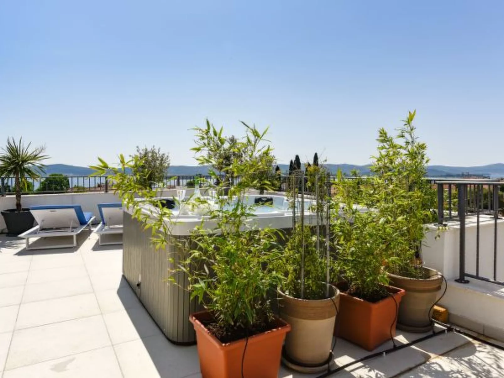 Villa Azzuro with jacuzzi and pool - Image-tags.info