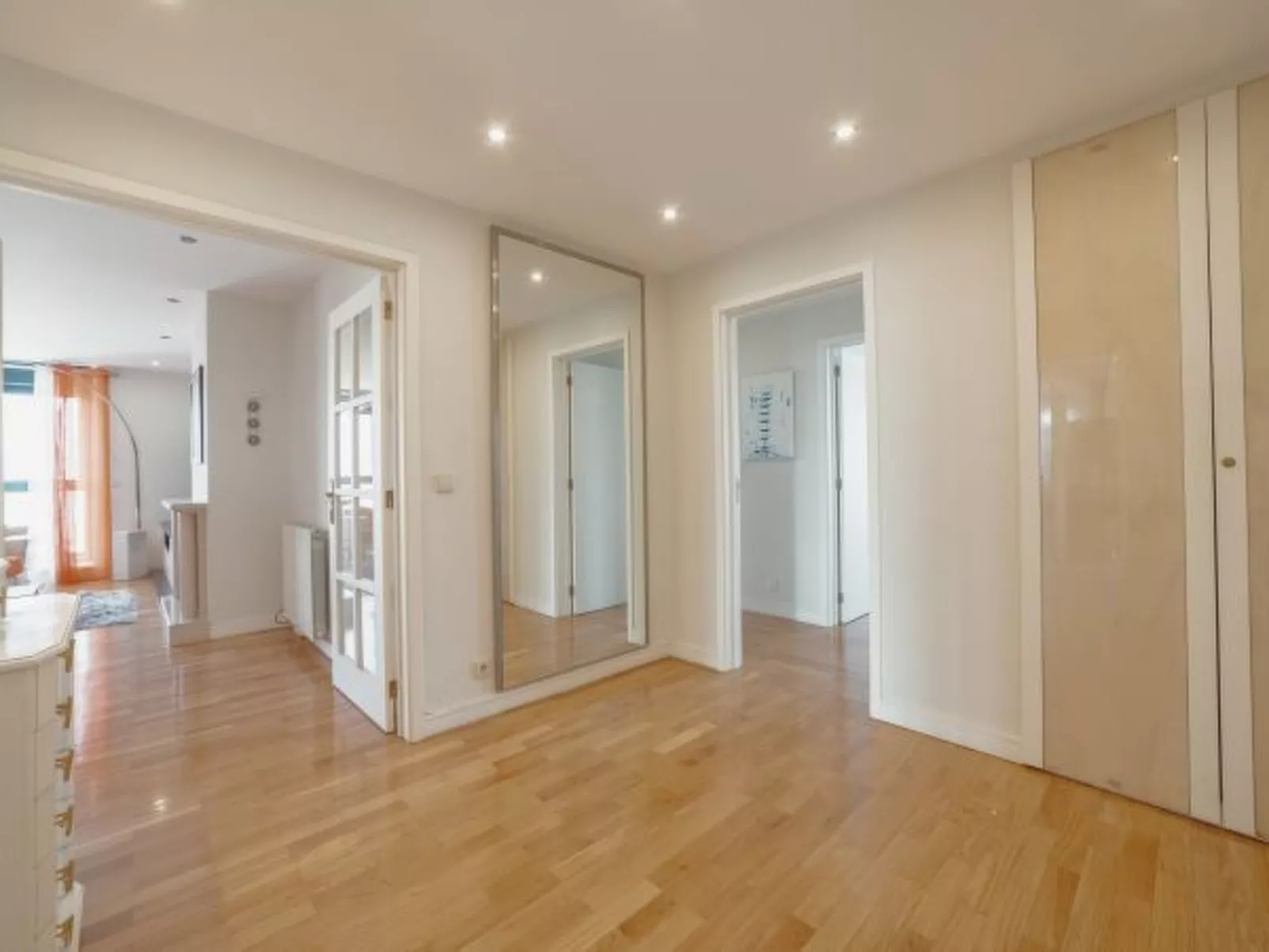 DOWNTOWN GRAND TOWER VIEW by VACATIONY - Inside