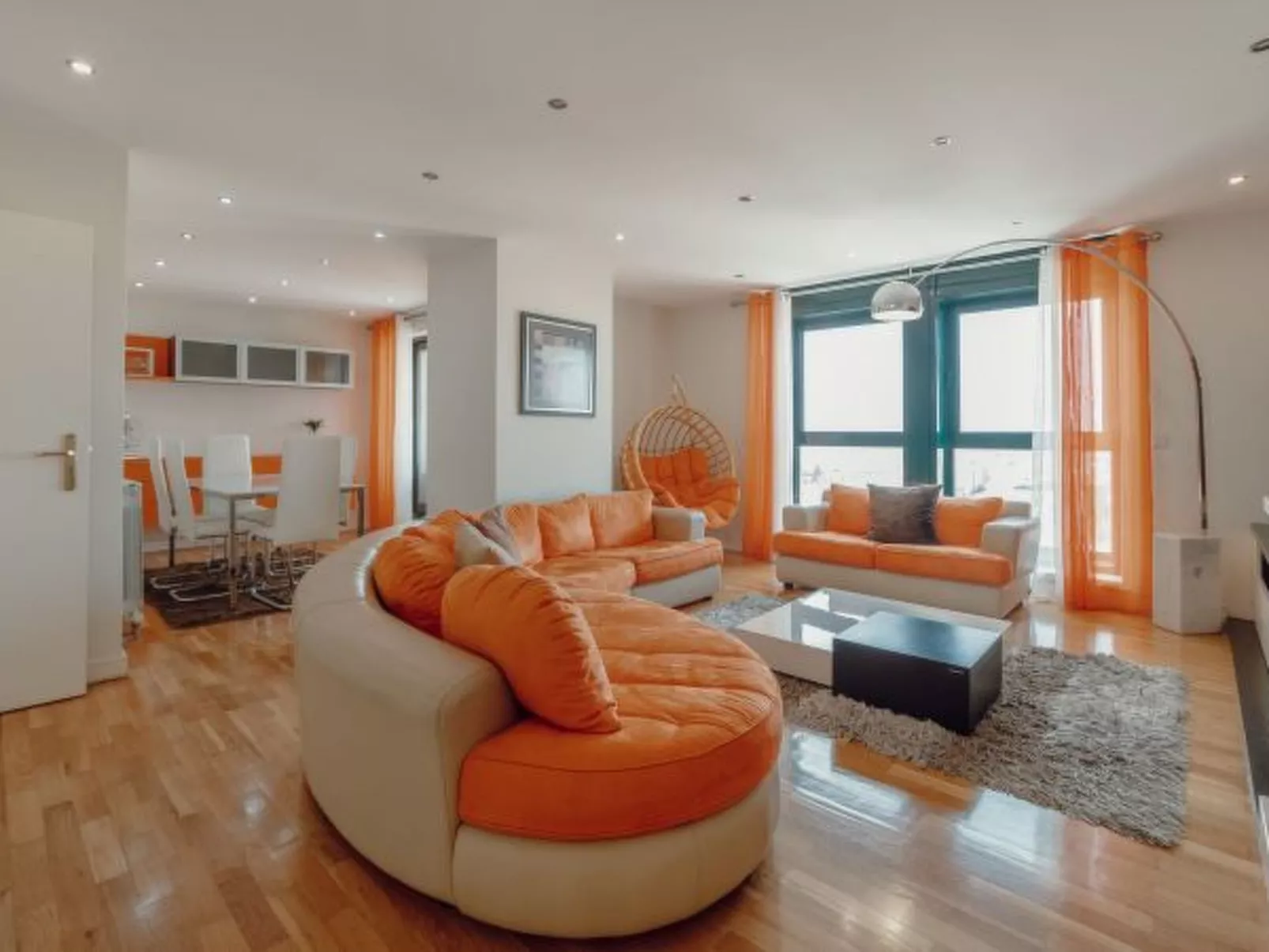 DOWNTOWN GRAND TOWER VIEW by VACATIONY - Inside