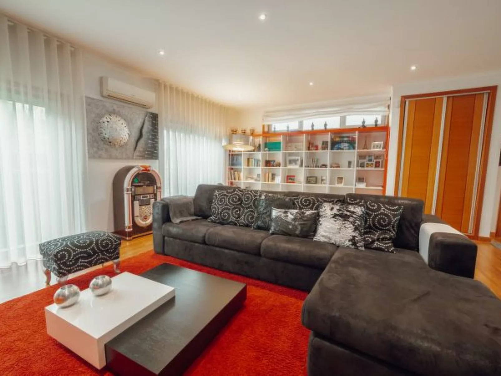 POOL & CINEMA VILLA by VACATIONY - Inside