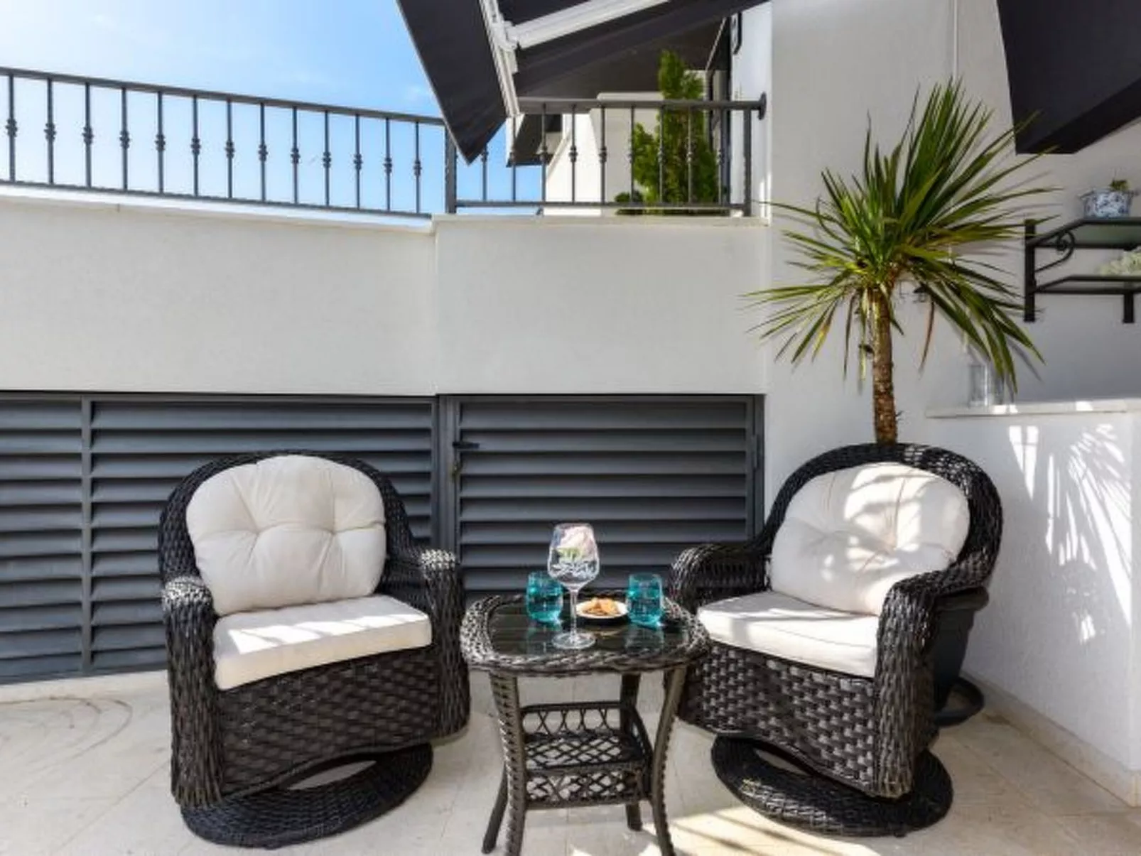 Villa Azzuro with jacuzzi and pool - Image-tags.info