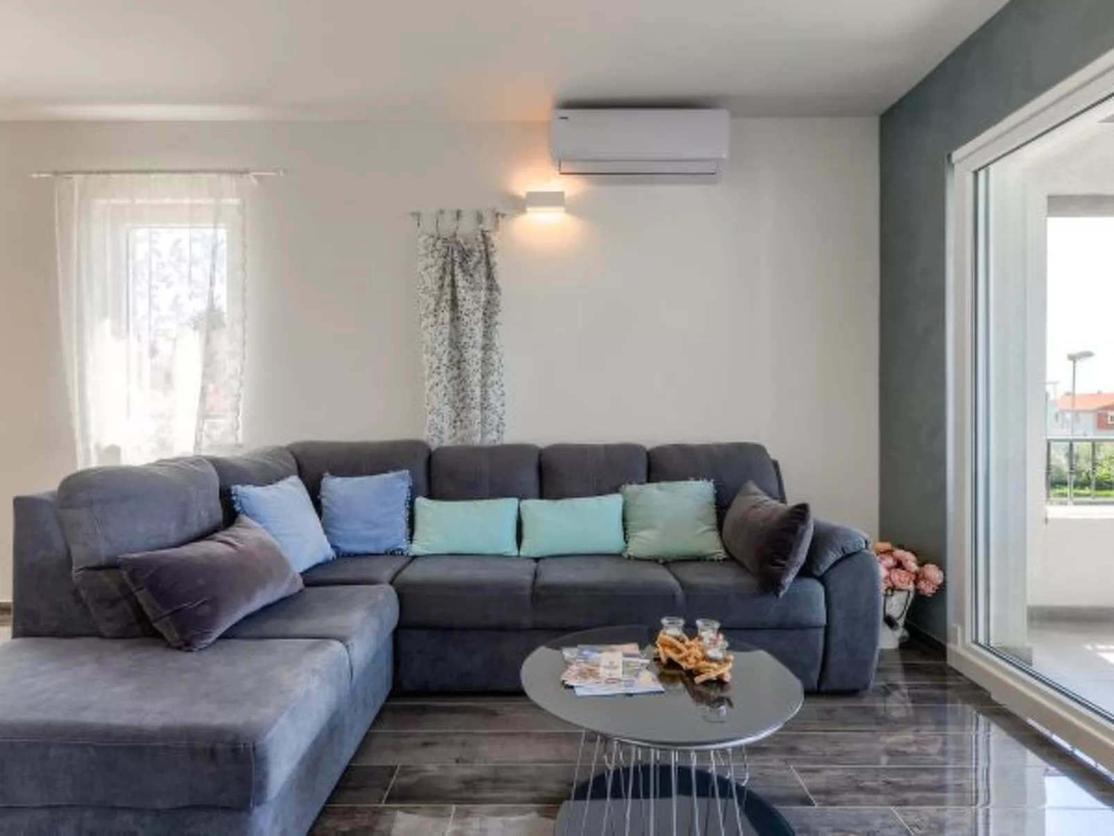 Villa Azzuro with jacuzzi and pool - Image-tags.info