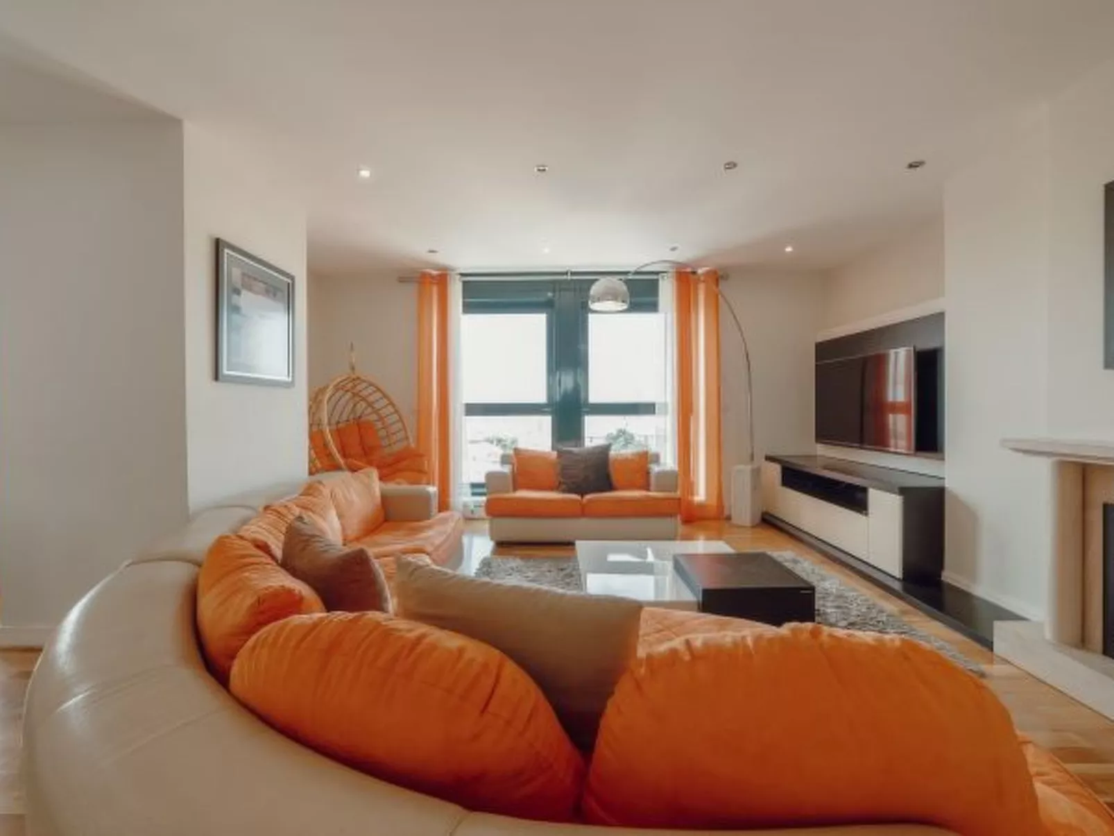 DOWNTOWN GRAND TOWER VIEW by VACATIONY - Inside