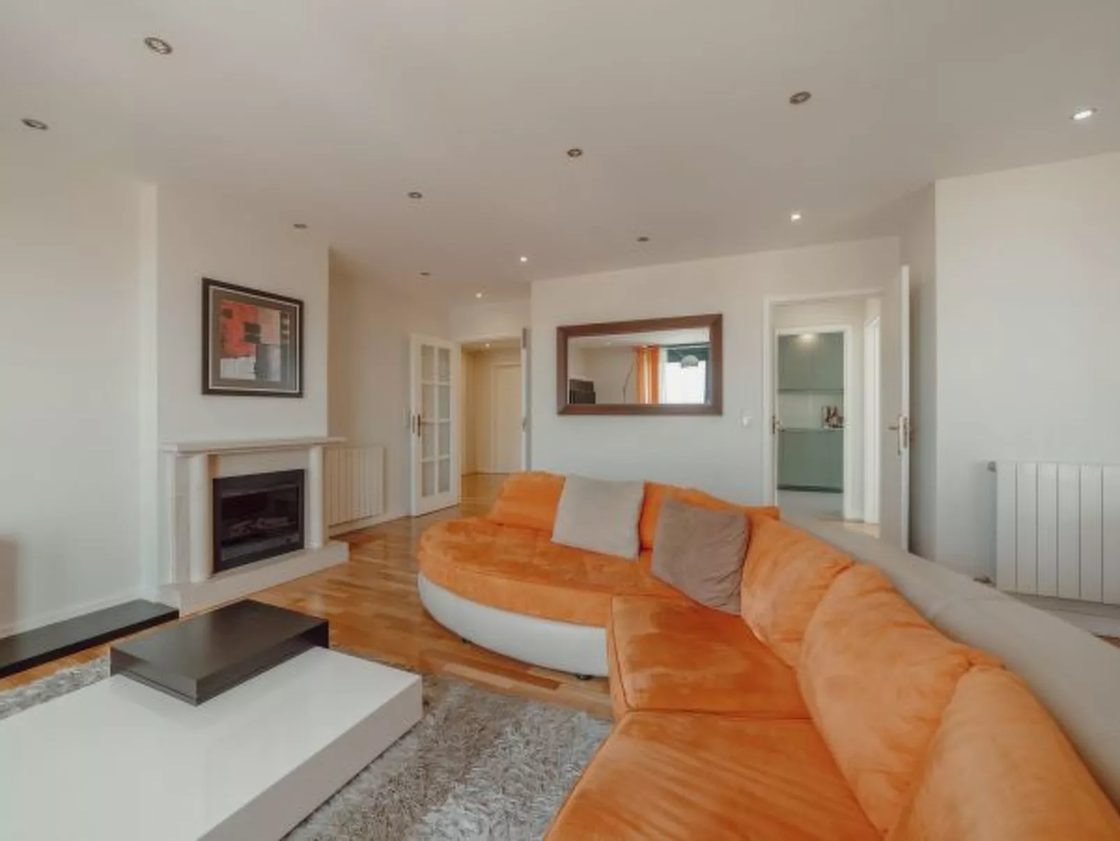 DOWNTOWN GRAND TOWER VIEW by VACATIONY - Inside