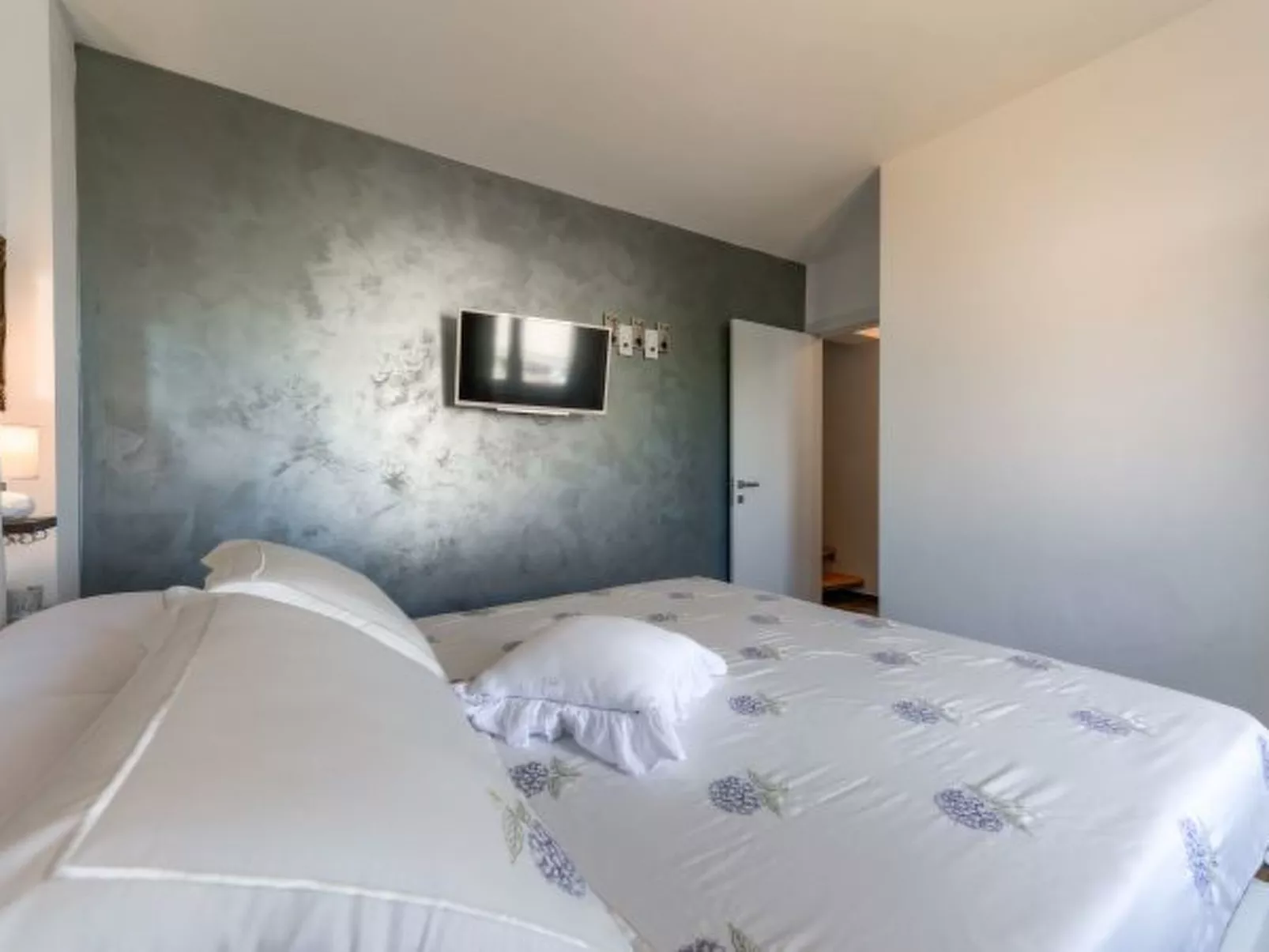 Villa Azzuro with jacuzzi and pool - Image-tags.info