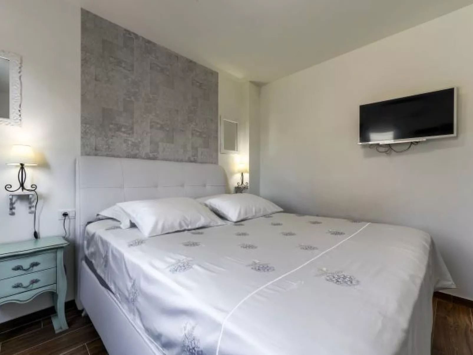 Villa Azzuro with jacuzzi and pool - Image-tags.info