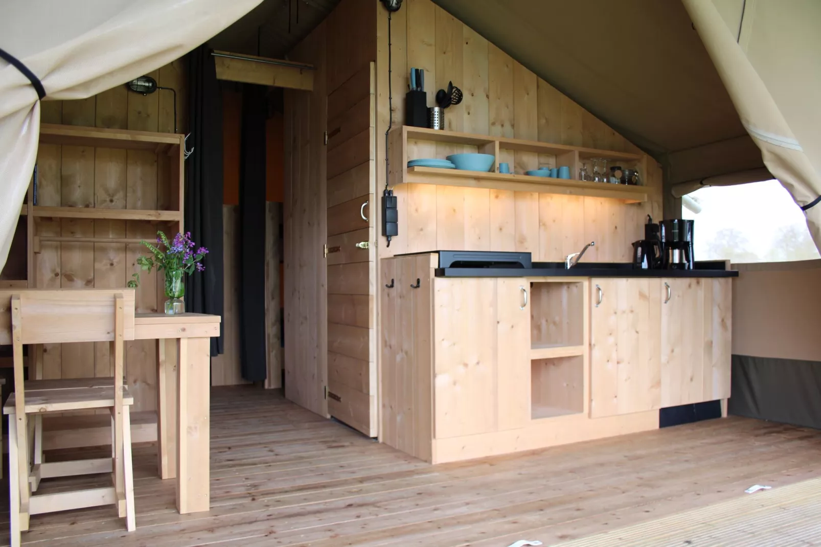 Luxe glamping met badkamer 2-Living room
