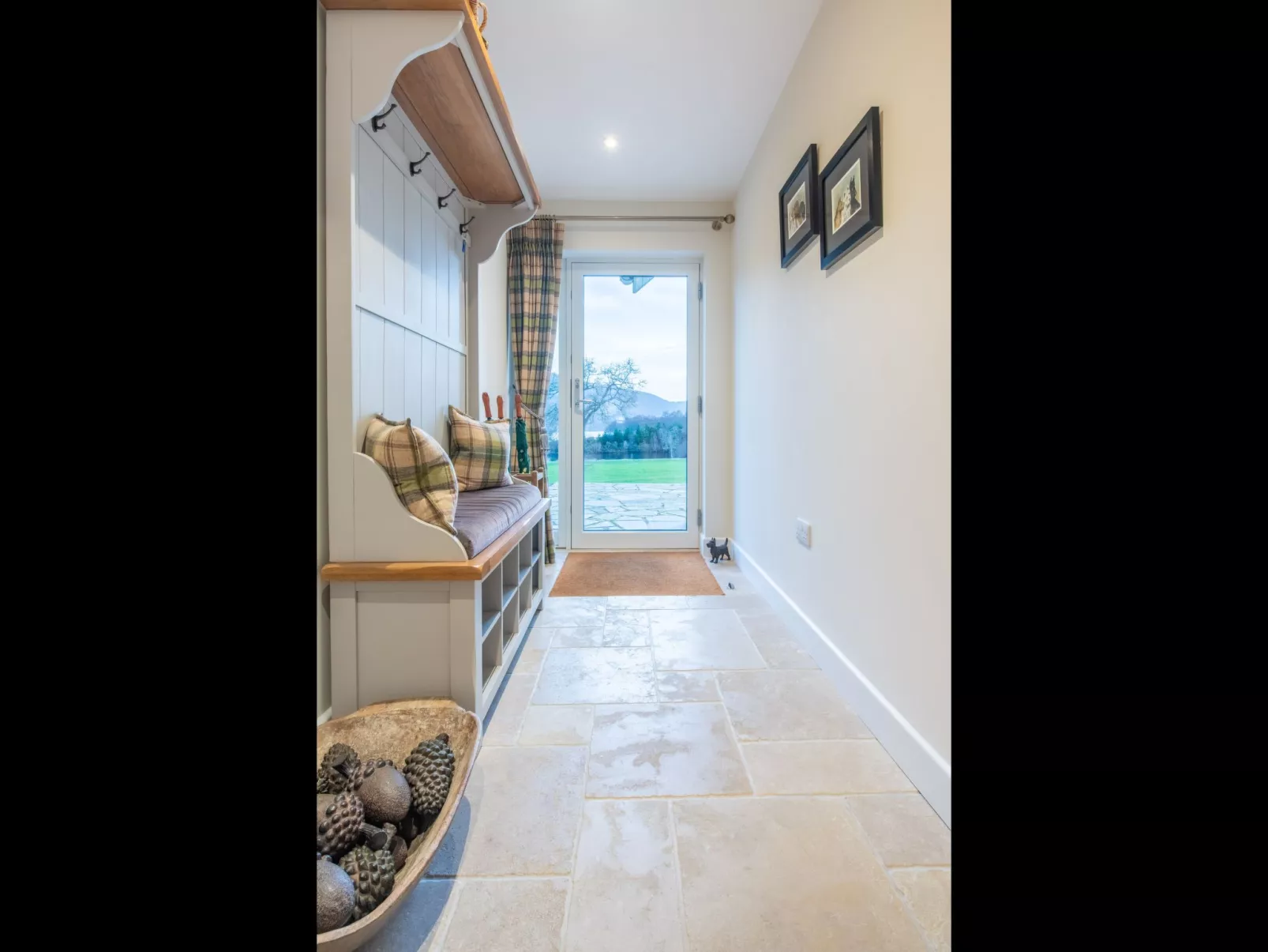 Kennel House - Drinnen