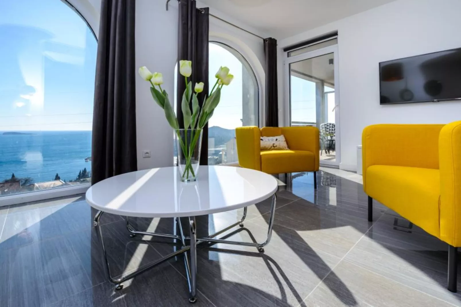 Apartments Villa Capitano - Two Bedroom Apartment with Balcony and Sea View (ŽUTI)