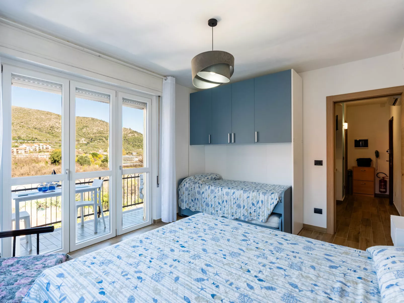 Tra le onde - Inside