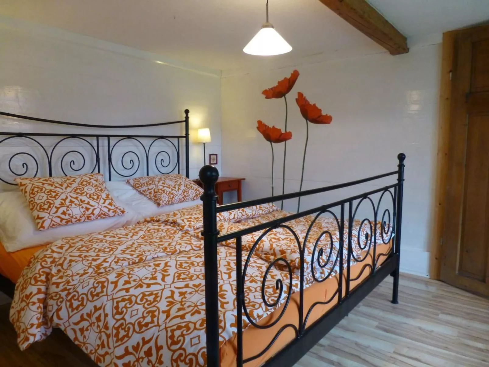 Chalet-Hausteil mit Garten im Dorfkern - Drinnen