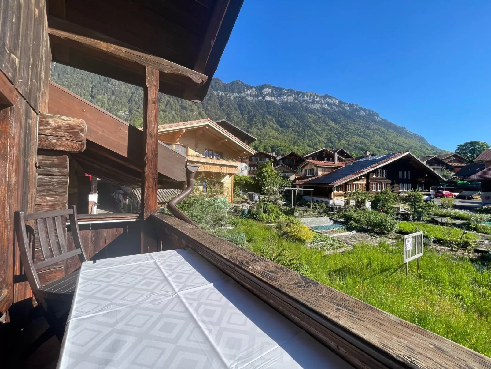 Chalet-Hausteil mit Garten im Dorfkern - Draußen