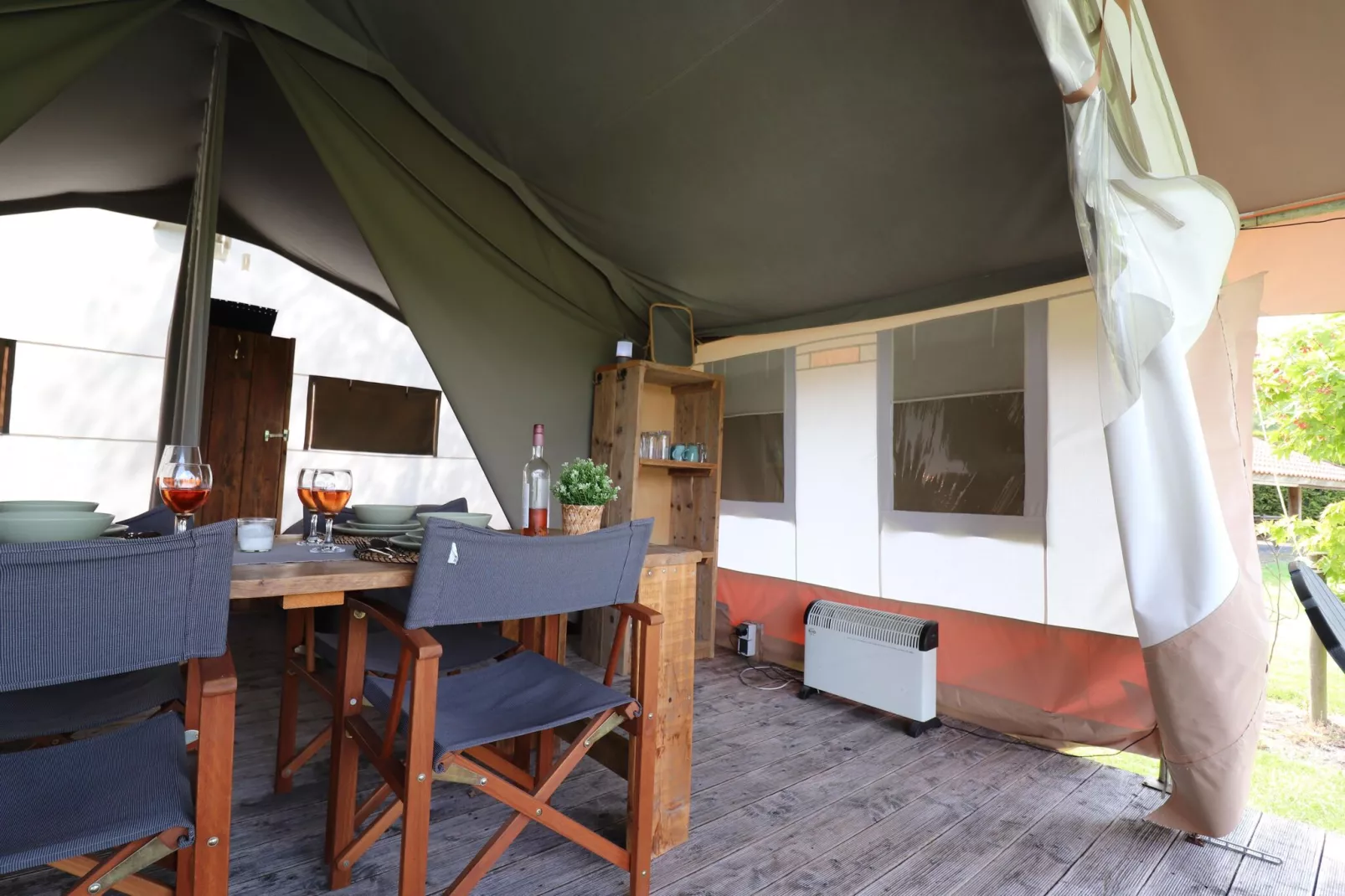 Safaritent ''Noflik"-Esszimmer