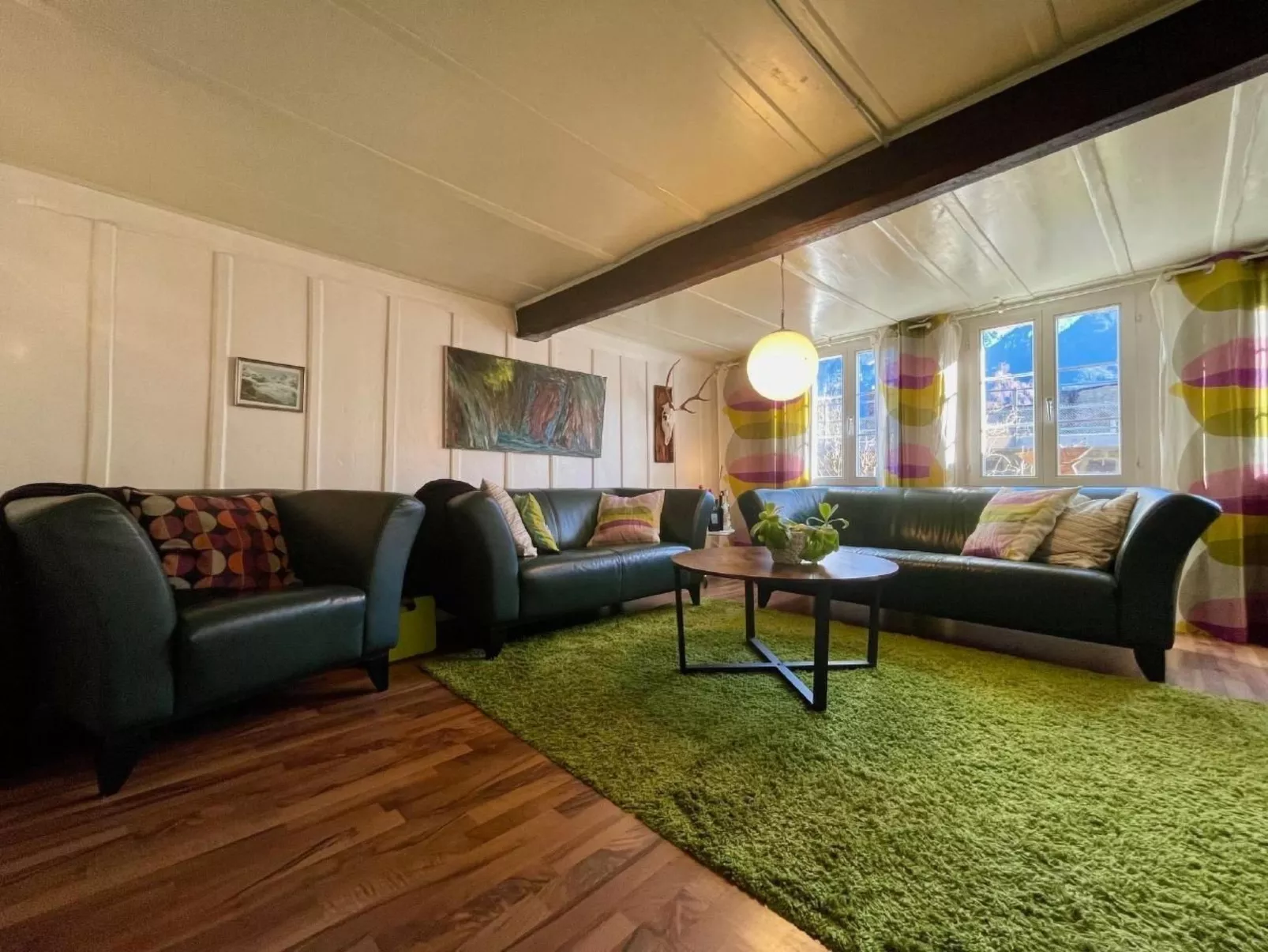 Chalet-Hausteil mit Garten im Dorfkern - Drinnen