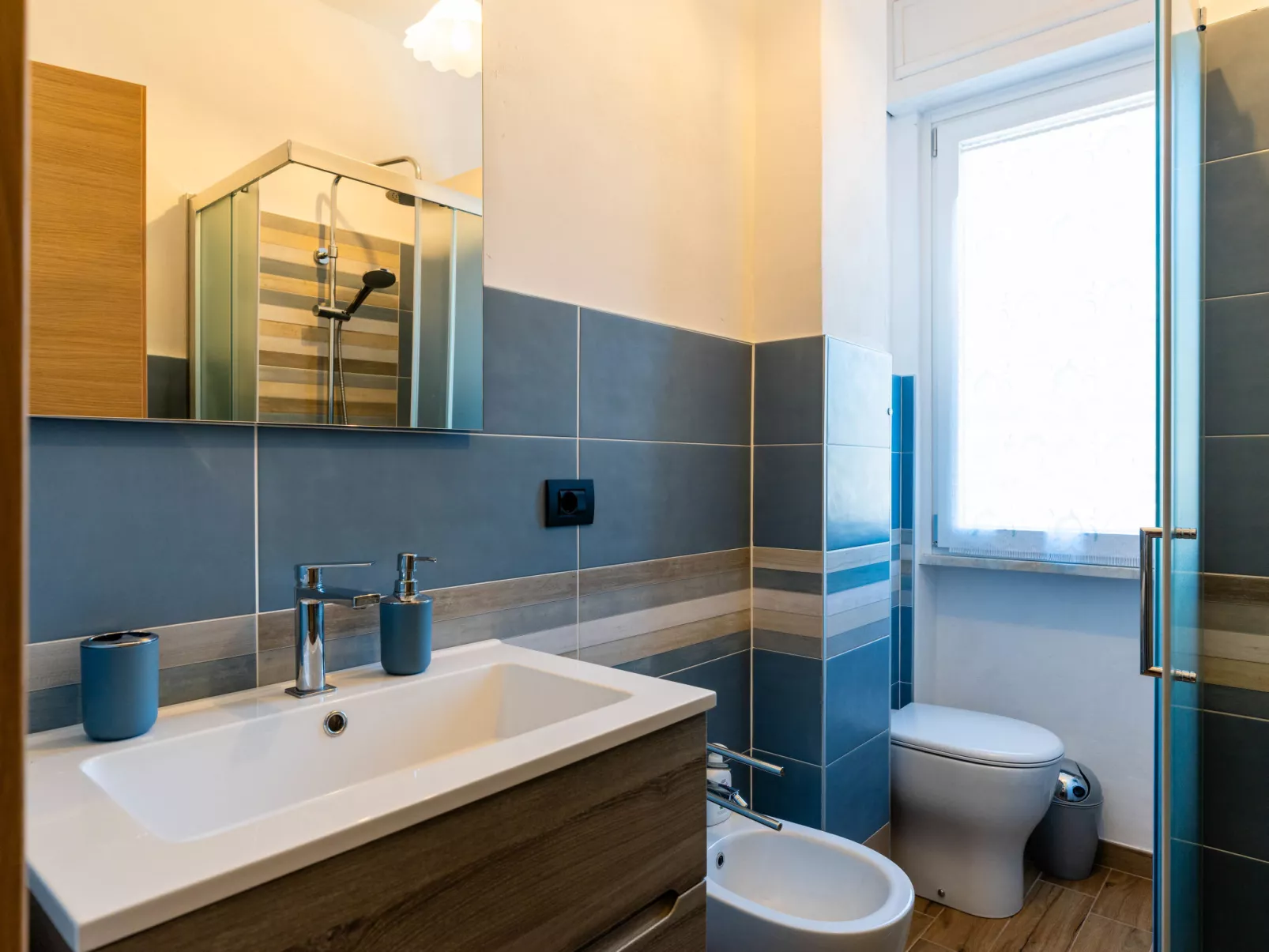 Tra le onde - Inside