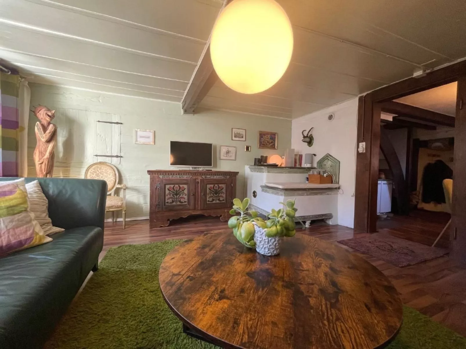 Chalet-Hausteil mit Garten im Dorfkern - Drinnen