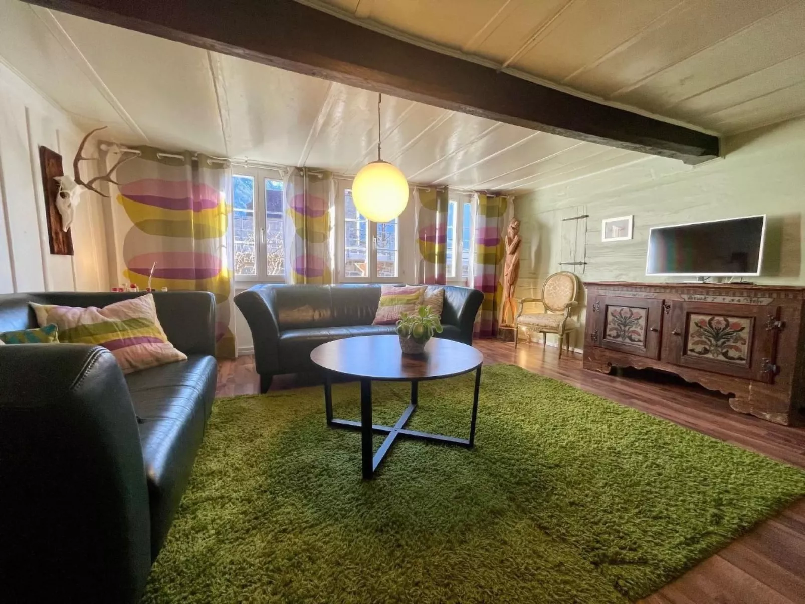 Chalet-Hausteil mit Garten im Dorfkern - Drinnen