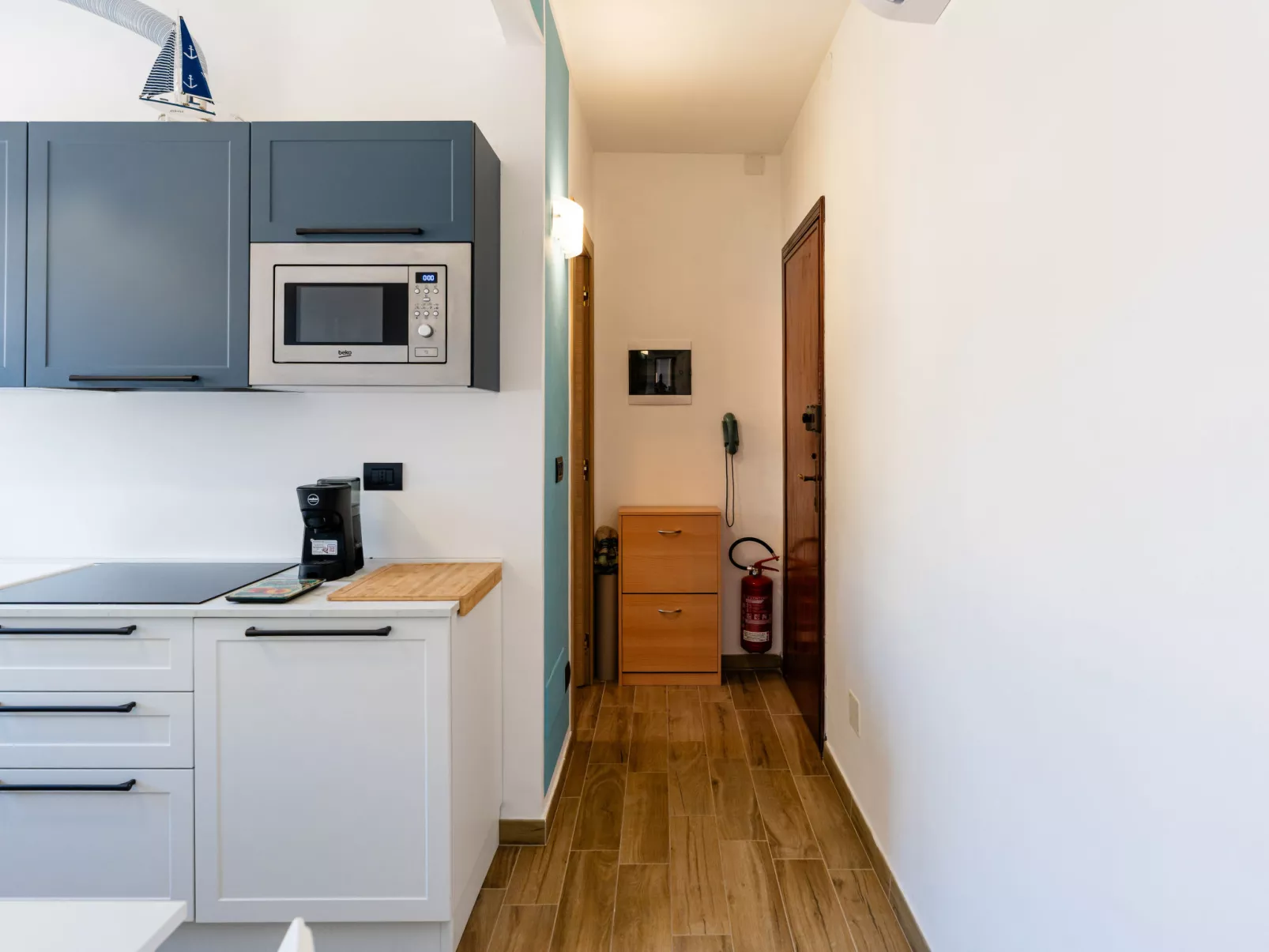 Tra le onde - Inside