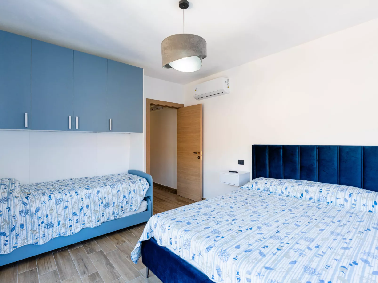 Tra le onde - Inside