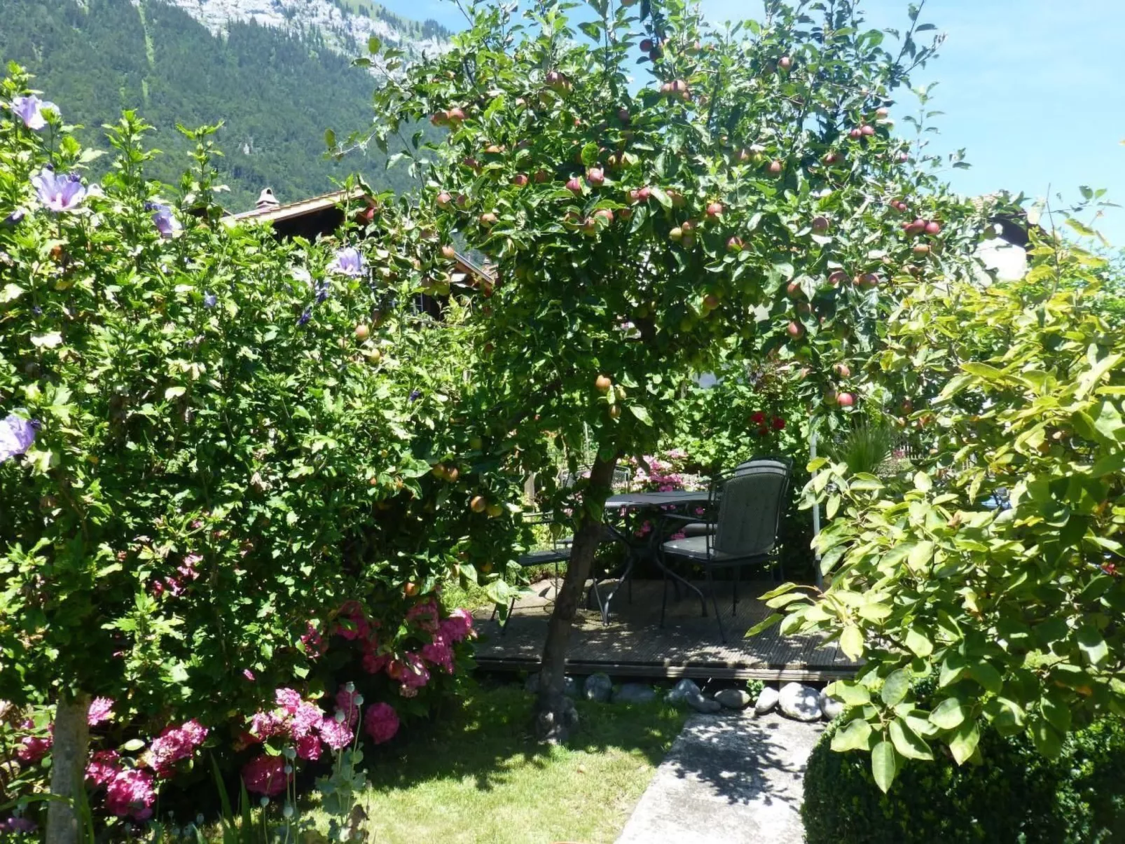 Chalet-Hausteil mit Garten im Dorfkern - Draußen