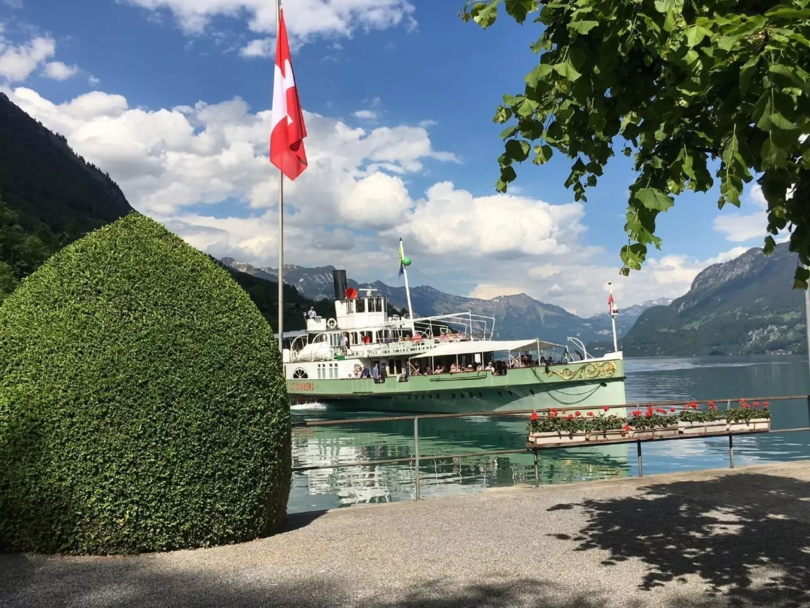 Chalet-Hausteil mit Garten im Dorfkern - Draußen