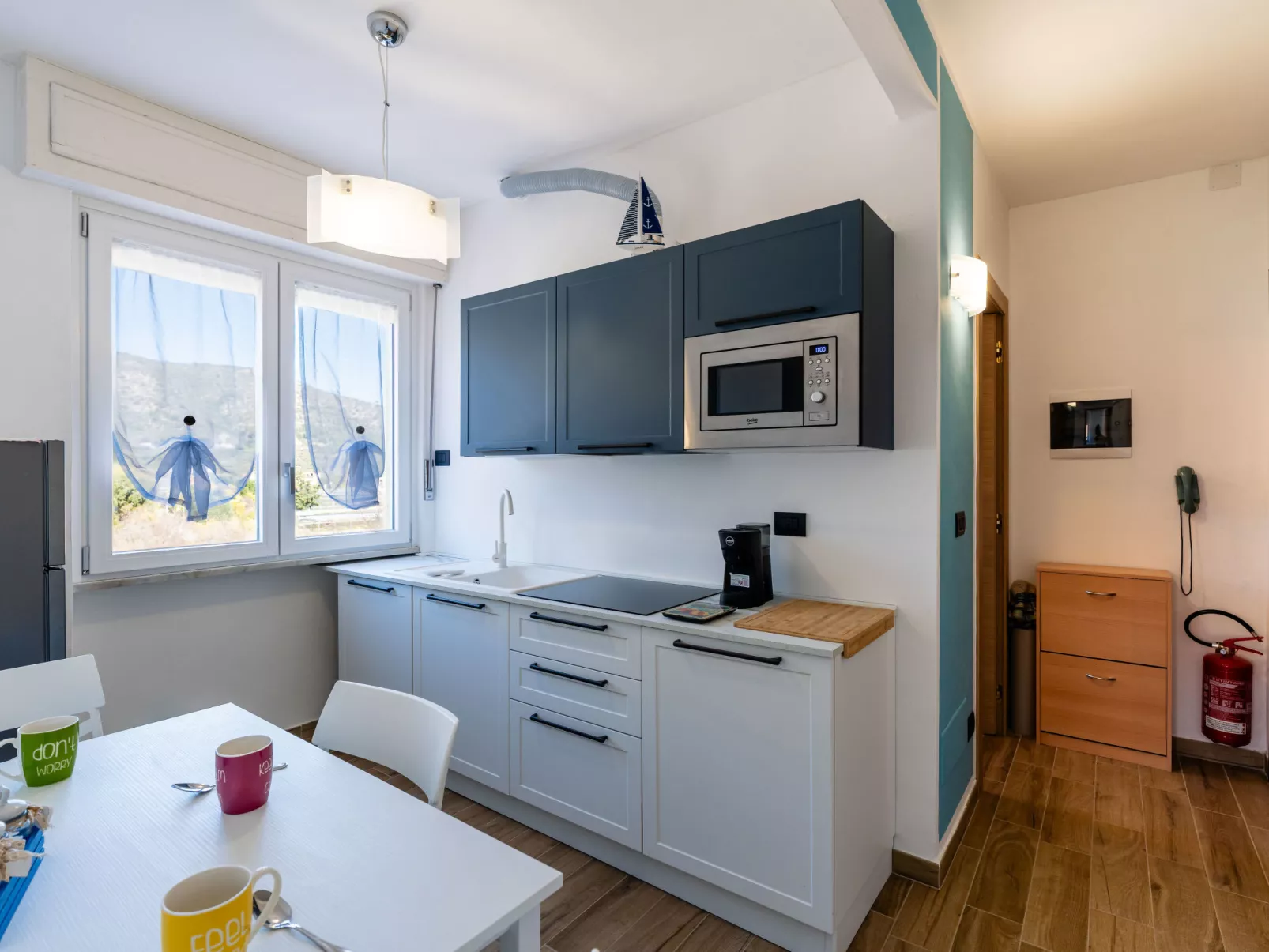 Tra le onde - Inside