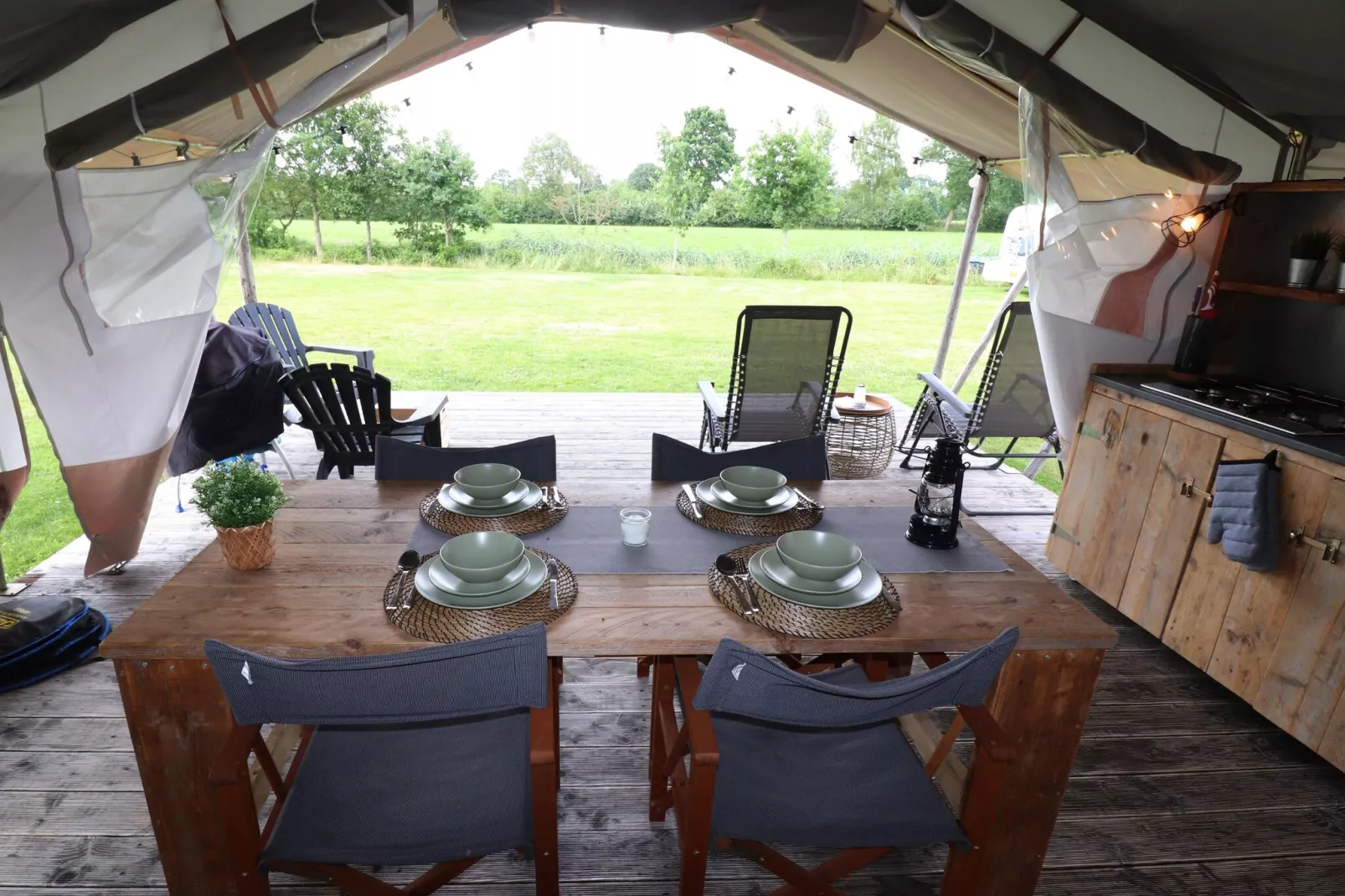 Twee safaritenten "Noflik" & "Gaadlik" naast elkaar-View summer