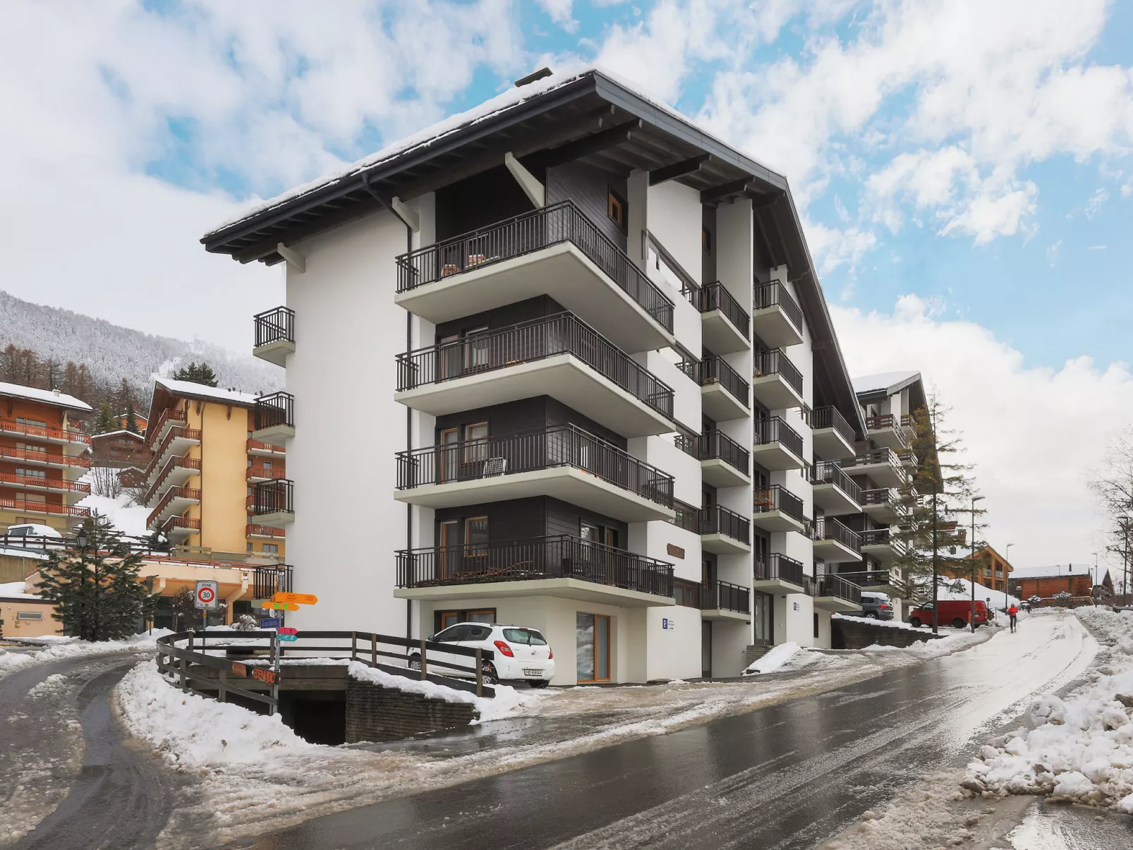 Prachalier I No6 - Outside