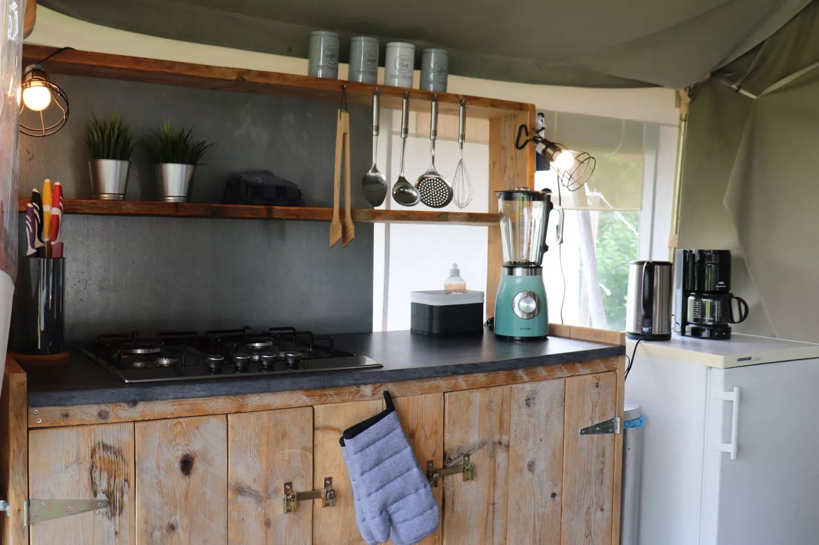 Twee safaritenten "Noflik" & "Gaadlik" naast elkaar-Kitchen