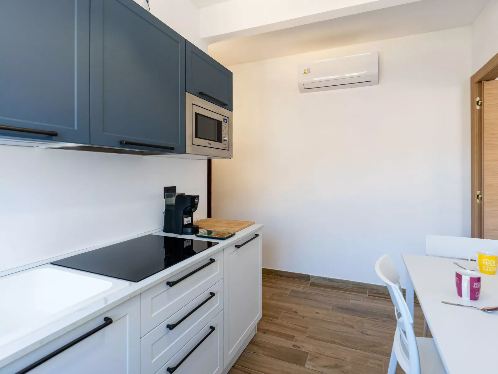 Tra le onde - Inside