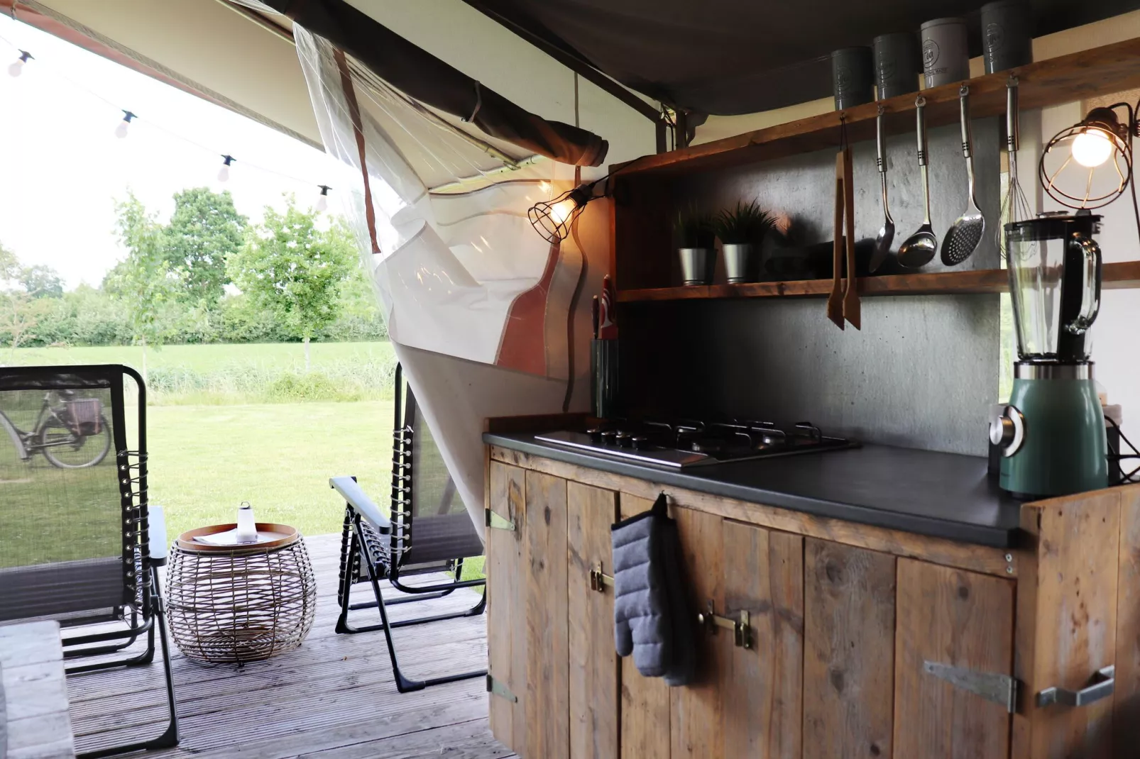Twee safaritenten "Noflik" & "Gaadlik" naast elkaar-Kitchen