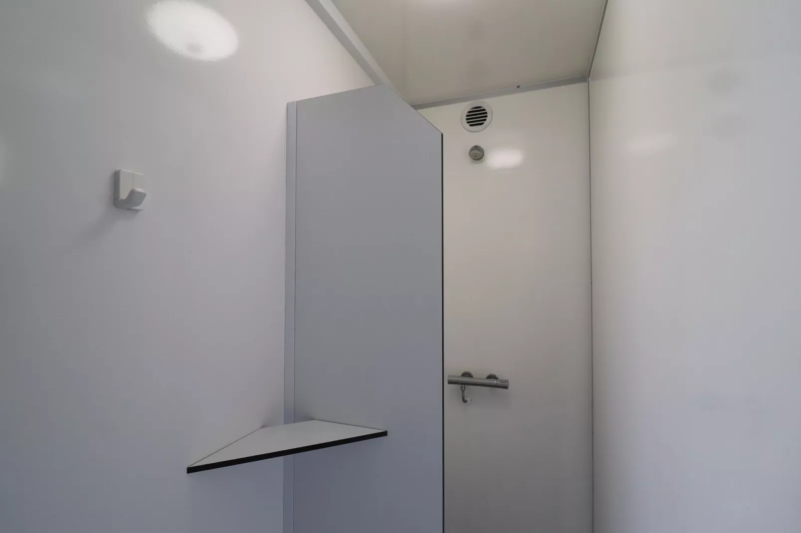 Twee safaritenten "Noflik" & "Gaadlik" naast elkaar-Bathroom