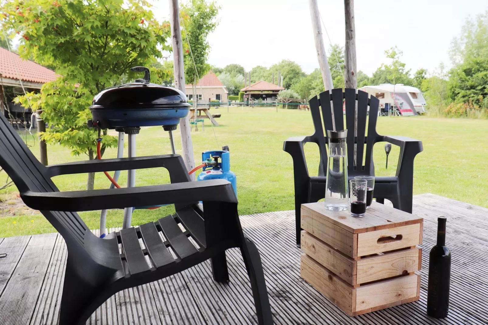 Twee safaritenten "Noflik" & "Gaadlik" naast elkaar-Gardens summer