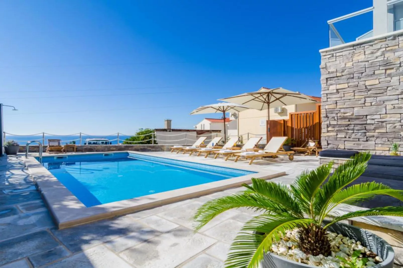 Apartments Villa Capitano - Two Bedroom Apartment with Balcony and Sea View (ŽUTI) - Schwimmbad